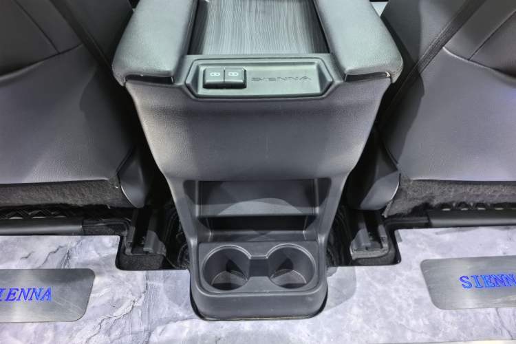 Used Toyota SIENNA 2023 2.5L Hybrid Deluxe Edition Interior 6