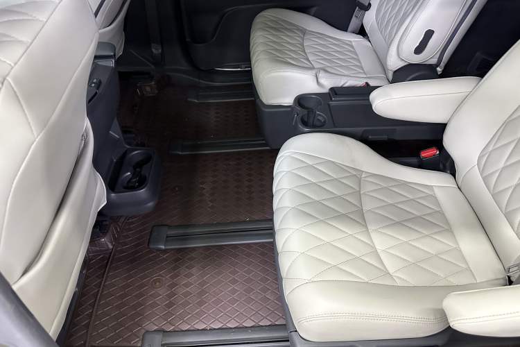 Used Toyota SIENNA 2023 2.5L Hybrid Comfort Edition Interior 6