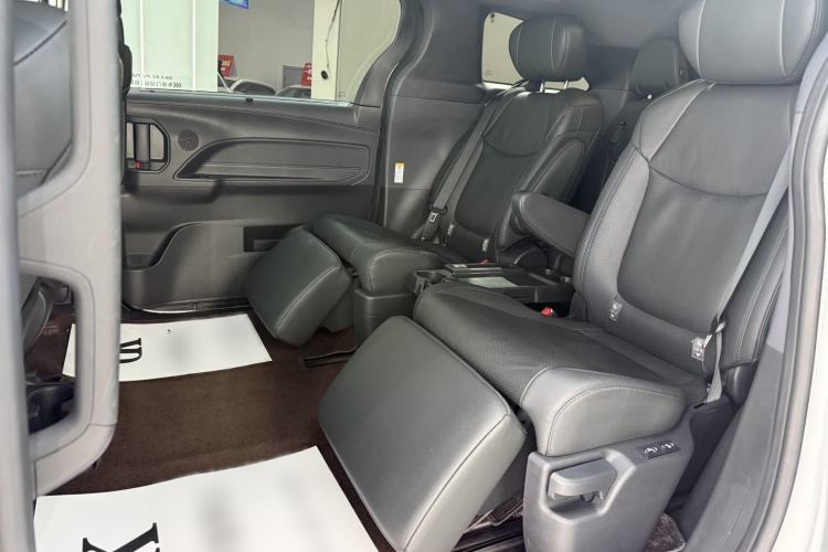 Used Toyota SIENNA 2023 2.5L Hybrid Deluxe Edition Interior 6
