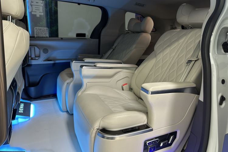 Used Toyota SIENNA 2023 2.5L Hybrid Comfort Edition Interior 6