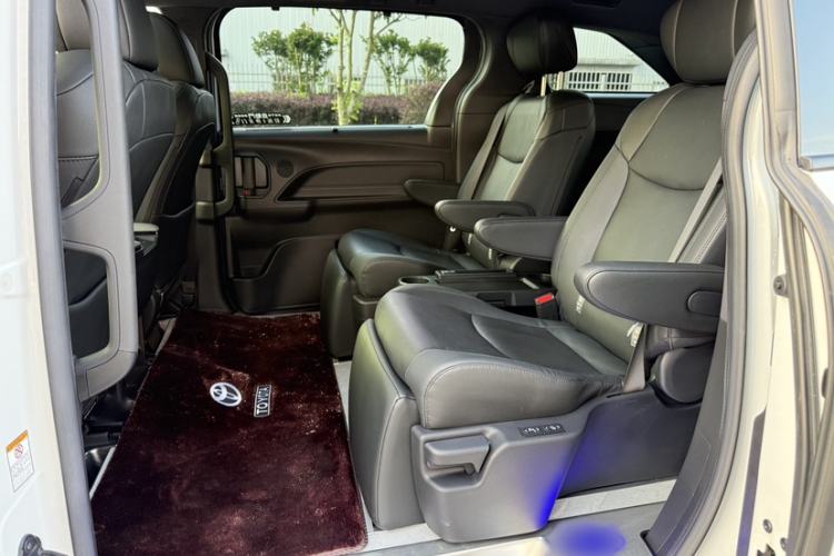Used Toyota SIENNA 2023 2.5L Hybrid Deluxe Edition Interior 6