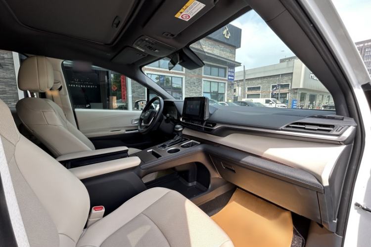 Used Toyota SIENNA 2023 2.5L Hybrid Luxury Edition Interior 6
