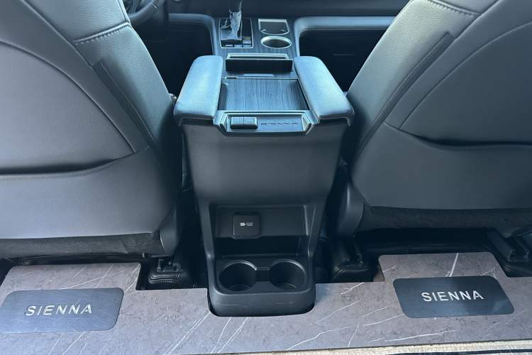 Used Toyota SIENNA 2023 2.5L Hybrid Ultimate Edition Interior 7