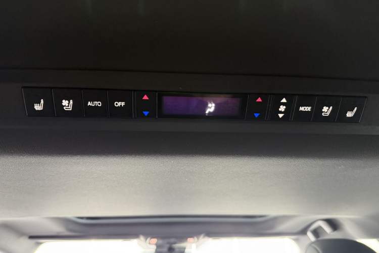 Used Toyota SIENNA 2023 2.5L Hybrid Deluxe Edition Interior 7