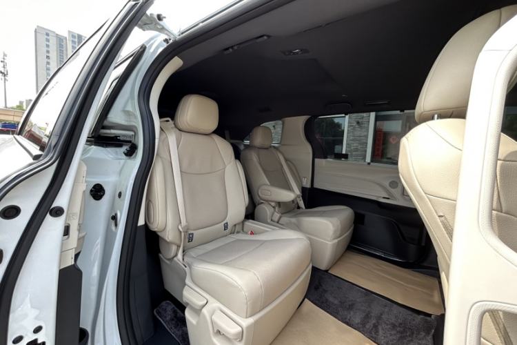 Used Toyota SIENNA 2023 2.5L Hybrid Luxury Edition Interior 7