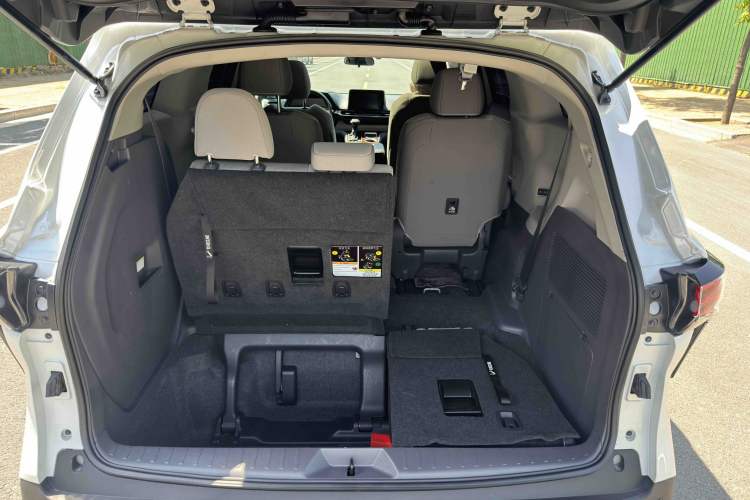 Used Toyota SIENNA 2023 2.5L Hybrid Comfort Edition Interior 8