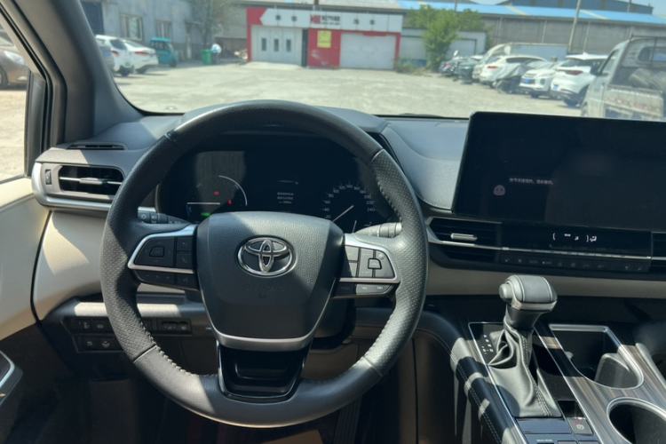 Used Toyota SIENNA 2023 2.5L Hybrid Deluxe Edition Interior 8