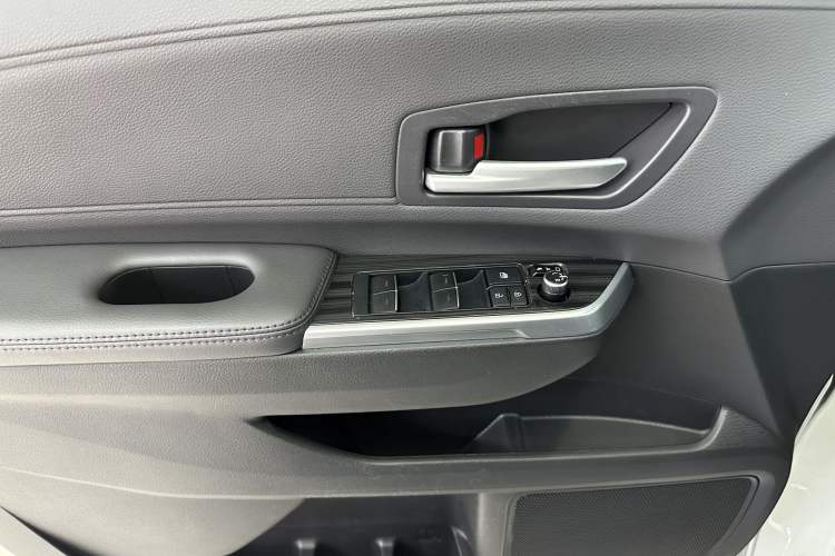 Used Toyota SIENNA 2023 2.5L Hybrid Deluxe Edition Interior 8
