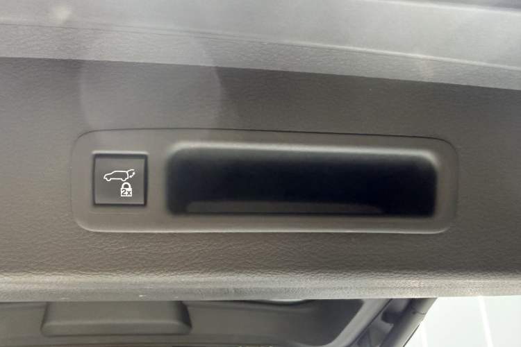 Used Toyota SIENNA 2023 2.5L Hybrid Deluxe Edition Interior 8