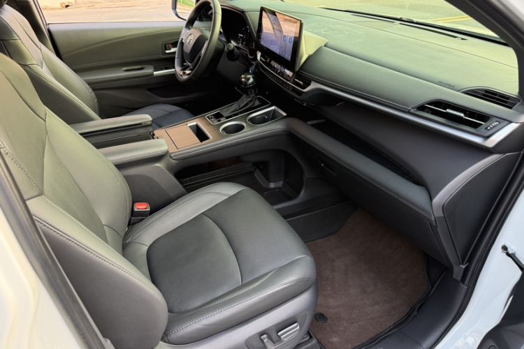Used Toyota SIENNA 2023 2.5L Hybrid Deluxe Edition Interior 8