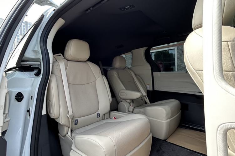 Used Toyota SIENNA 2023 2.5L Hybrid Luxury Edition Interior 8