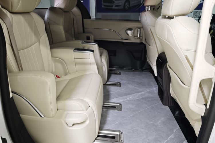 Used Toyota SIENNA 2023 2.5L Hybrid Platinum Edition Interior 9