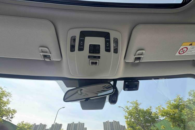 Used Toyota SIENNA 2023 2.5L Hybrid Comfort Edition Interior 9