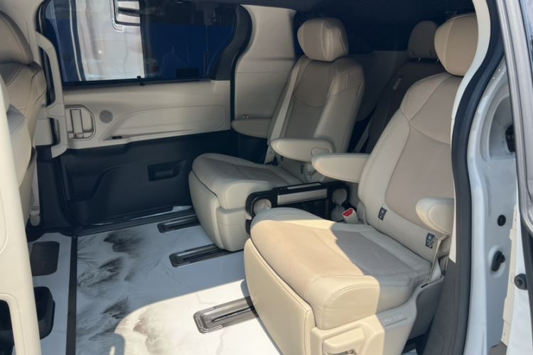 Used Toyota SIENNA 2023 2.5L Hybrid Deluxe Edition Interior 9
