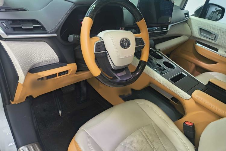 Used Toyota SIENNA 2023 2.5L Hybrid Comfort Edition Interior 9
