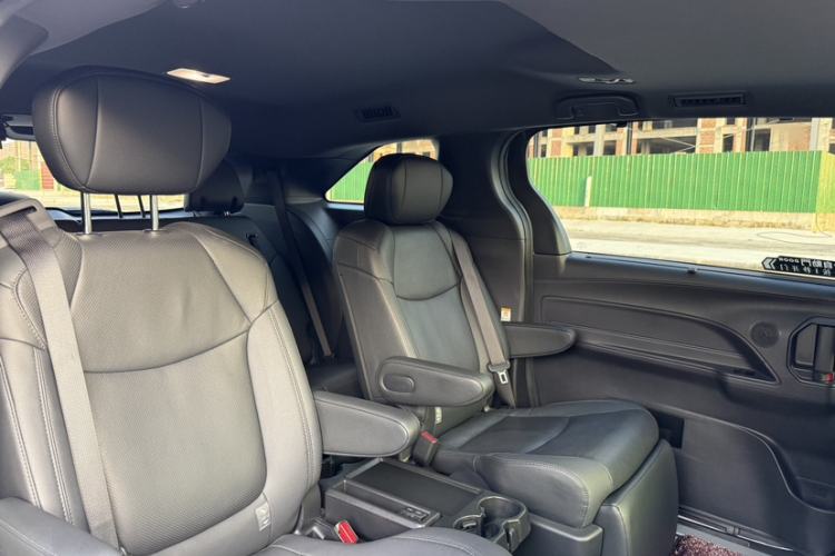 Used Toyota SIENNA 2023 2.5L Hybrid Deluxe Edition Interior 9