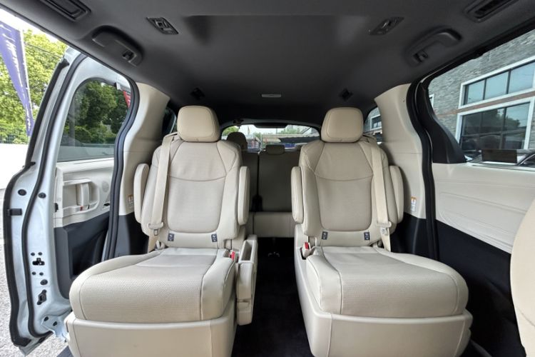 Used Toyota SIENNA 2023 2.5L Hybrid Luxury Edition Interior 9