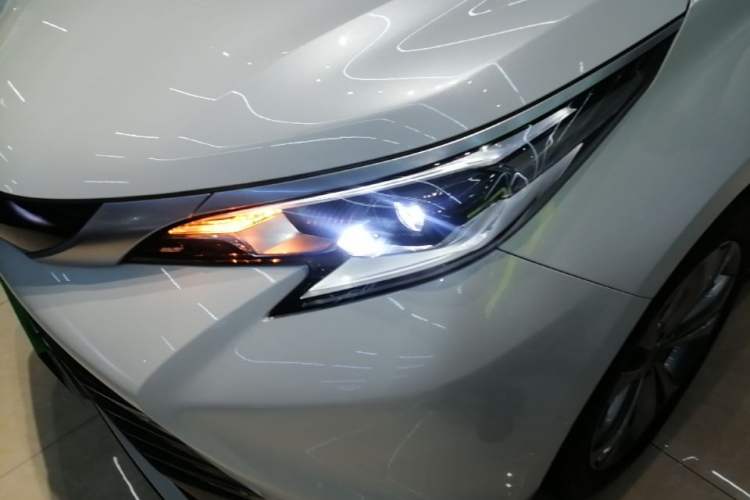 Used Toyota SIENNA 2023 2.5L Hybrid Deluxe Edition Left Front Headlight