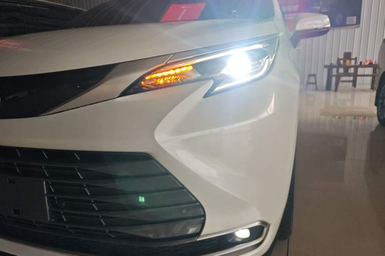 Used Toyota SIENNA 2023 2.5L Hybrid Deluxe Edition Left Front Headlight