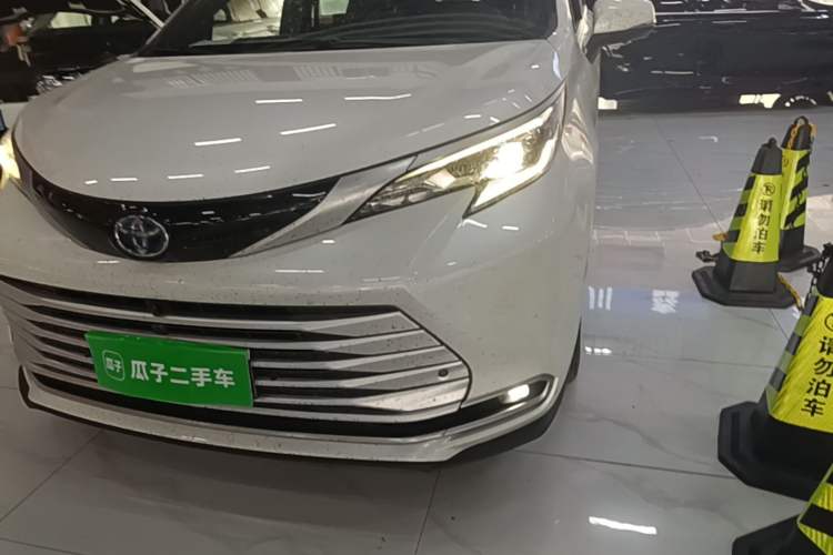 Used Toyota SIENNA 2023 2.5L Hybrid Deluxe Edition Left Front Headlight