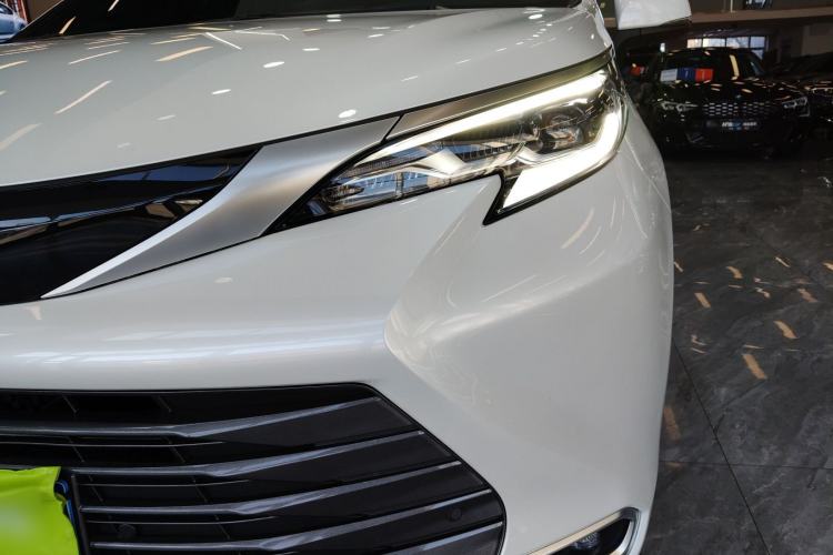 Used Toyota SIENNA 2023 2.5L Hybrid Deluxe Edition Left Front Headlight