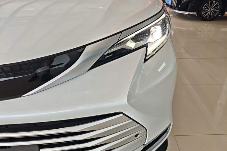 Used Toyota SIENNA 2023 2.5L Hybrid Deluxe Edition Left Front Headlight