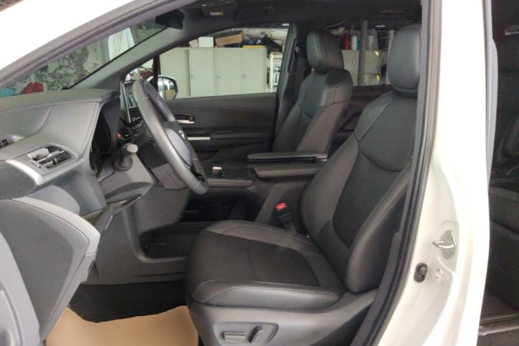 Used Toyota SIENNA 2023 2.5L Hybrid Deluxe Edition Left Front Seat