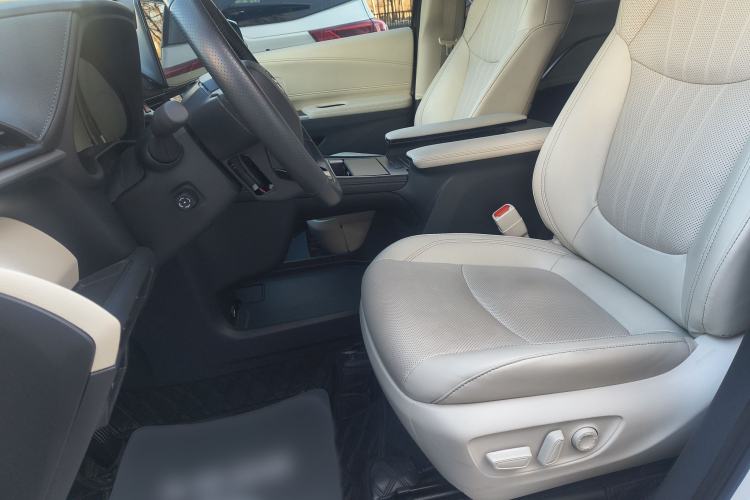 Used Toyota SIENNA 2023 2.5L Hybrid Platinum Edition Left Front Seat