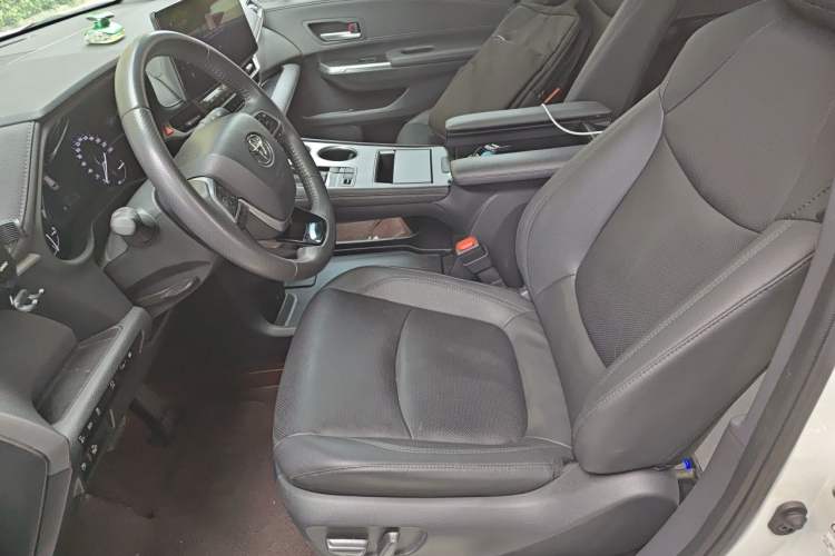 Used Toyota SIENNA 2023 2.5L Hybrid Deluxe Edition Left Front Seat