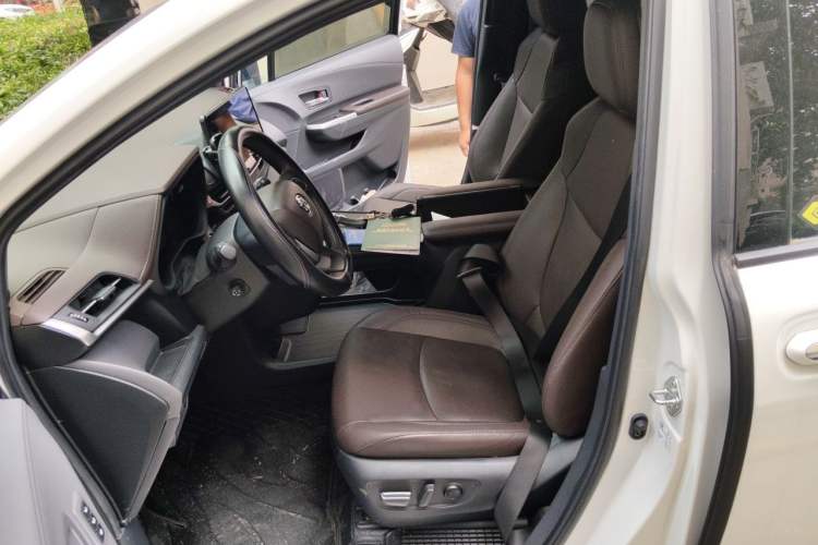Used Toyota SIENNA 2023 2.5L Hybrid Platinum Edition Left Front Seat