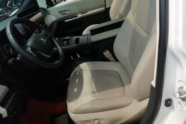 Used Toyota SIENNA 2023 2.5L Hybrid Deluxe Edition Left Front Seat