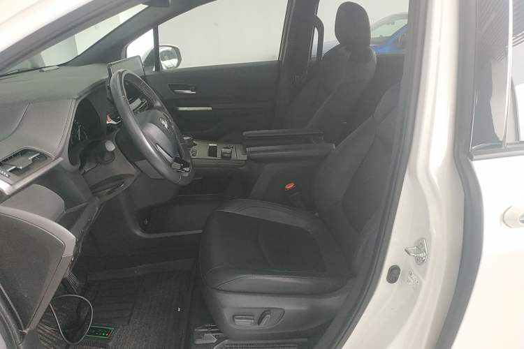 Used Toyota SIENNA 2023 2.5L Hybrid Deluxe Edition Left Front Seat