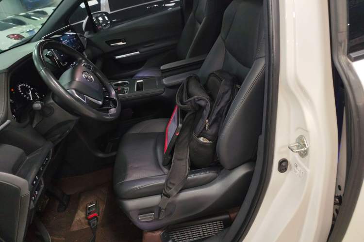 Used Toyota SIENNA 2023 2.5L Hybrid Deluxe Edition Left Front Seat