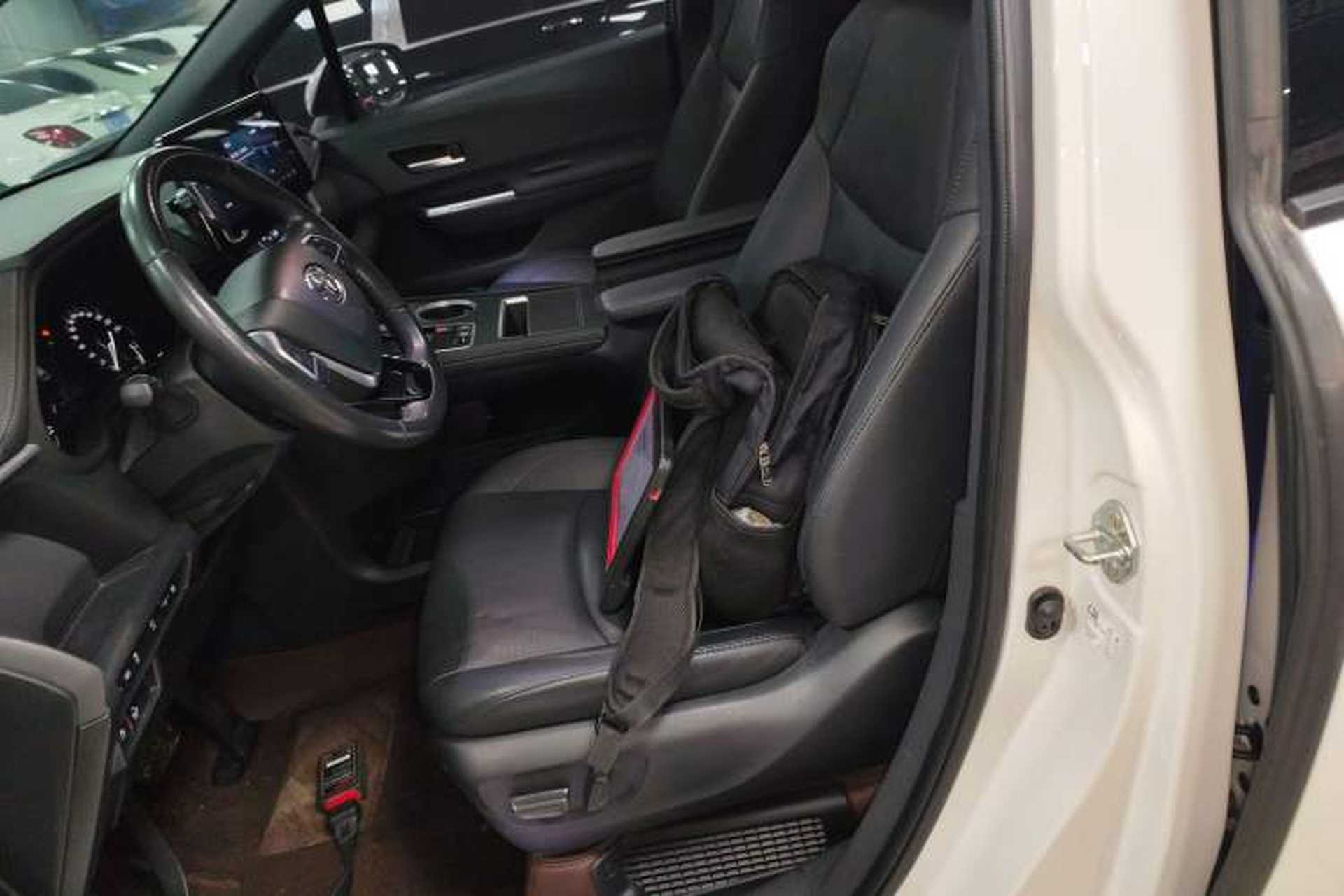 Used Toyota SIENNA 2023 2.5L Hybrid Deluxe Edition Left Front Seat
