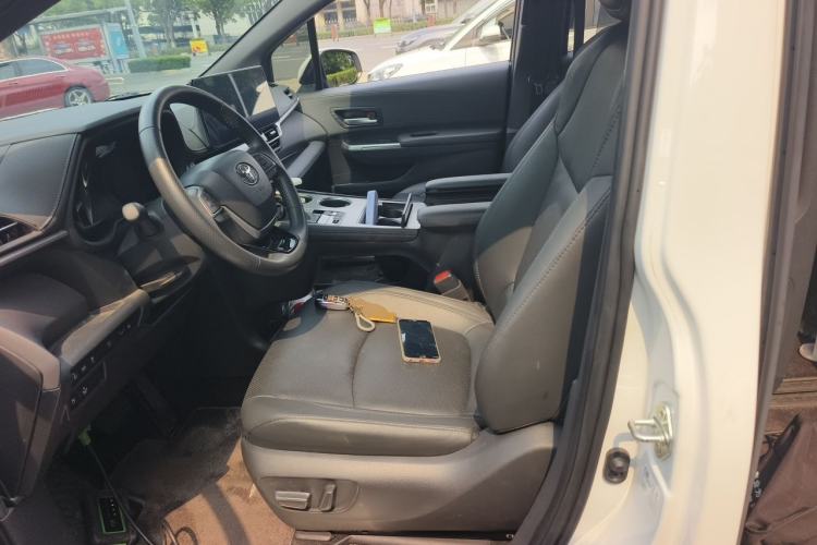 Used Toyota SIENNA 2023 2.5L Hybrid Deluxe Edition Left Front Seat