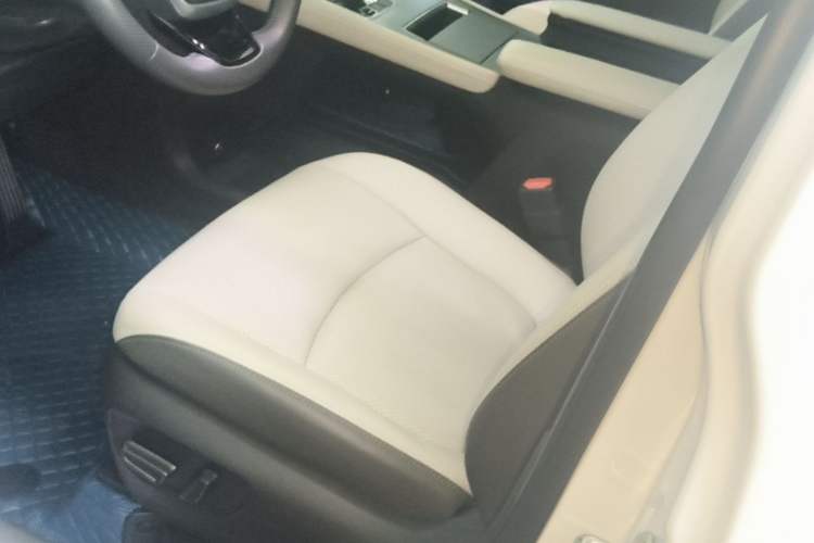 Used Toyota SIENNA 2023 2.5L Hybrid Deluxe Edition Left Front Seat
