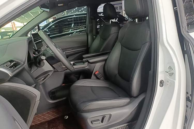 Used Toyota SIENNA 2023 2.5L Hybrid Deluxe Edition Left Front Seat