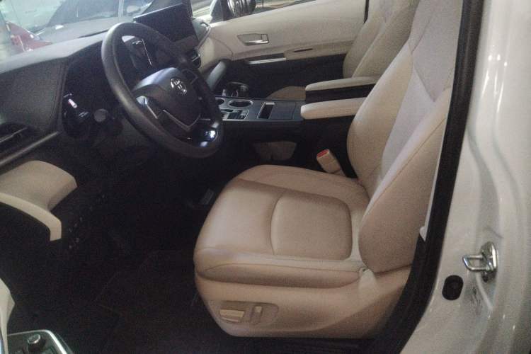 Used Toyota SIENNA 2023 2.5L Hybrid Deluxe Edition Left Front Seat