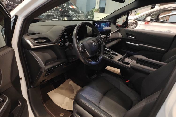 Used Toyota SIENNA 2023 2.5L Hybrid Deluxe Edition Left Front Seat