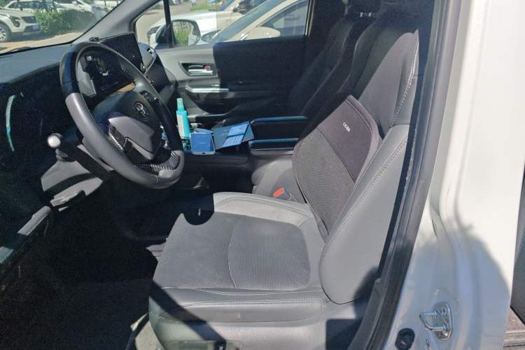 Used Toyota SIENNA 2023 2.5L Hybrid Deluxe Edition Left Front Seat