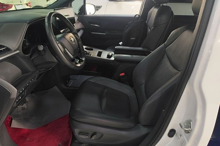 Used Toyota SIENNA 2023 2.5L Hybrid Deluxe Edition Left Front Seat
