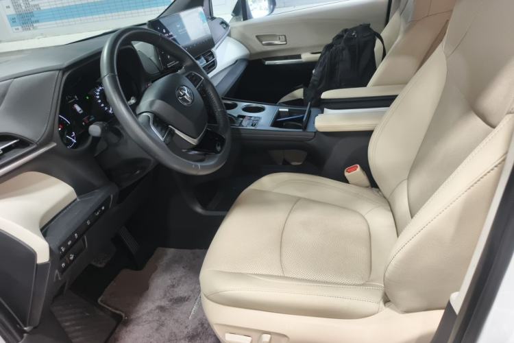 Used Toyota SIENNA 2023 2.5L Hybrid Deluxe Edition Left Front Seat