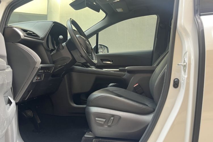 Used Toyota SIENNA 2023 2.5L Hybrid Deluxe Edition Left Front Seat