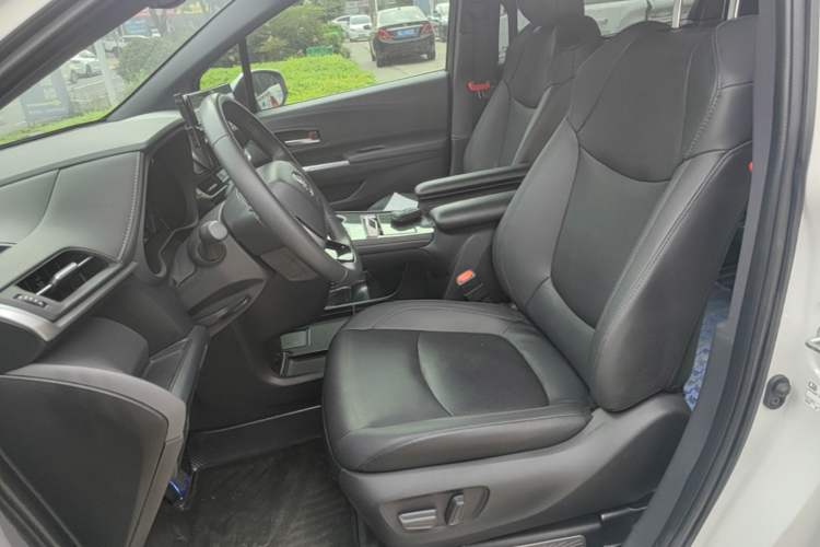 Used Toyota SIENNA 2023 2.5L Hybrid Deluxe Edition Left Front Seat