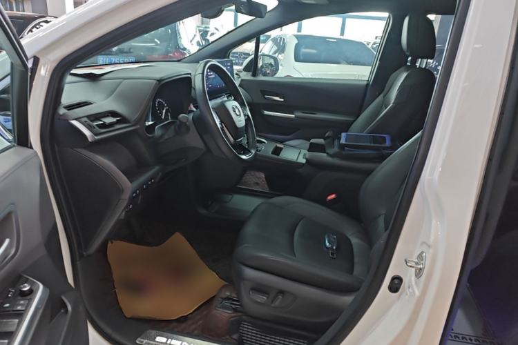 Used Toyota SIENNA 2023 2.5L Hybrid Deluxe Edition Left Front Seat