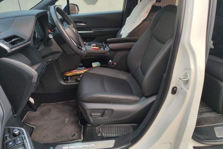 Used Toyota SIENNA 2023 2.5L Hybrid Deluxe Edition Left Front Seat