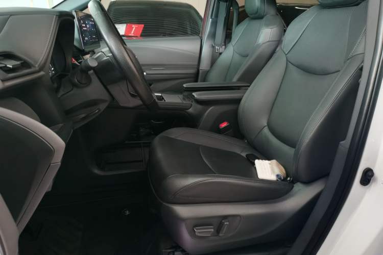 Used Toyota SIENNA 2023 2.5L Hybrid Deluxe Edition Left Front Seat