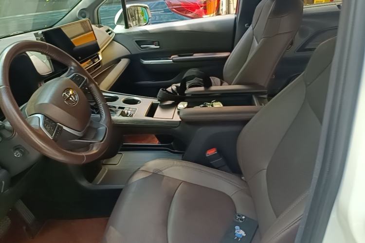 Used Toyota SIENNA 2023 2.5L Hybrid Platinum Edition Left Front Seat