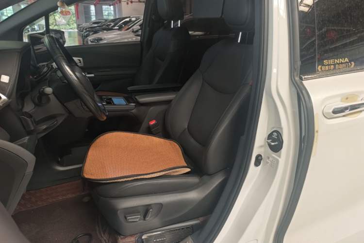 Used Toyota SIENNA 2023 2.5L Hybrid Deluxe Edition Left Front Seat