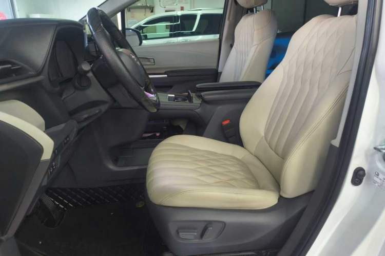Used Toyota SIENNA 2023 2.5L Hybrid Comfort Edition Left Front Seat